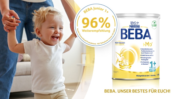 kleinkind an mamas haenden mit beba-dose