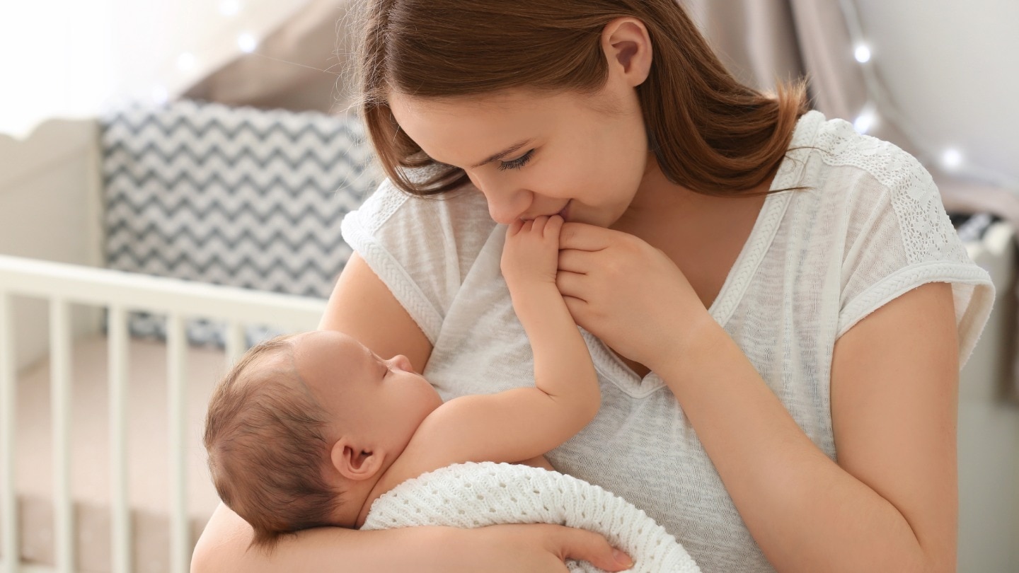 mama mit baby im arm