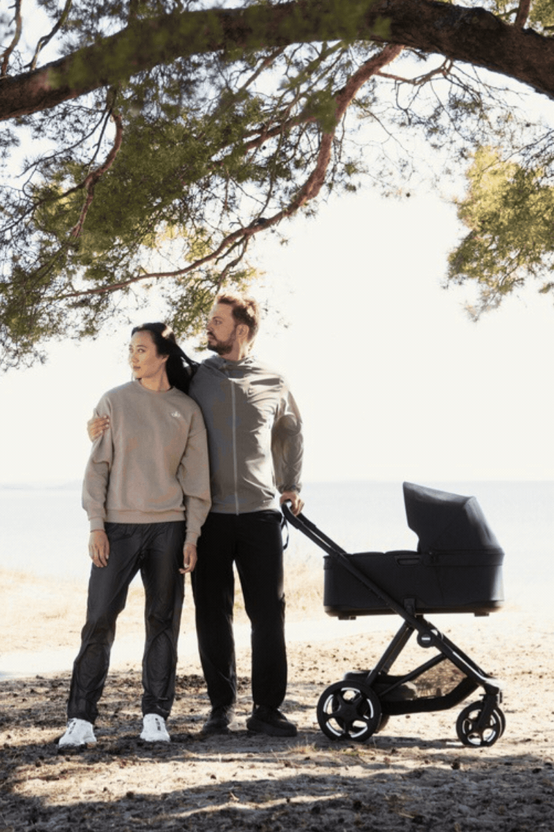 Familie mit einem Thule Charm