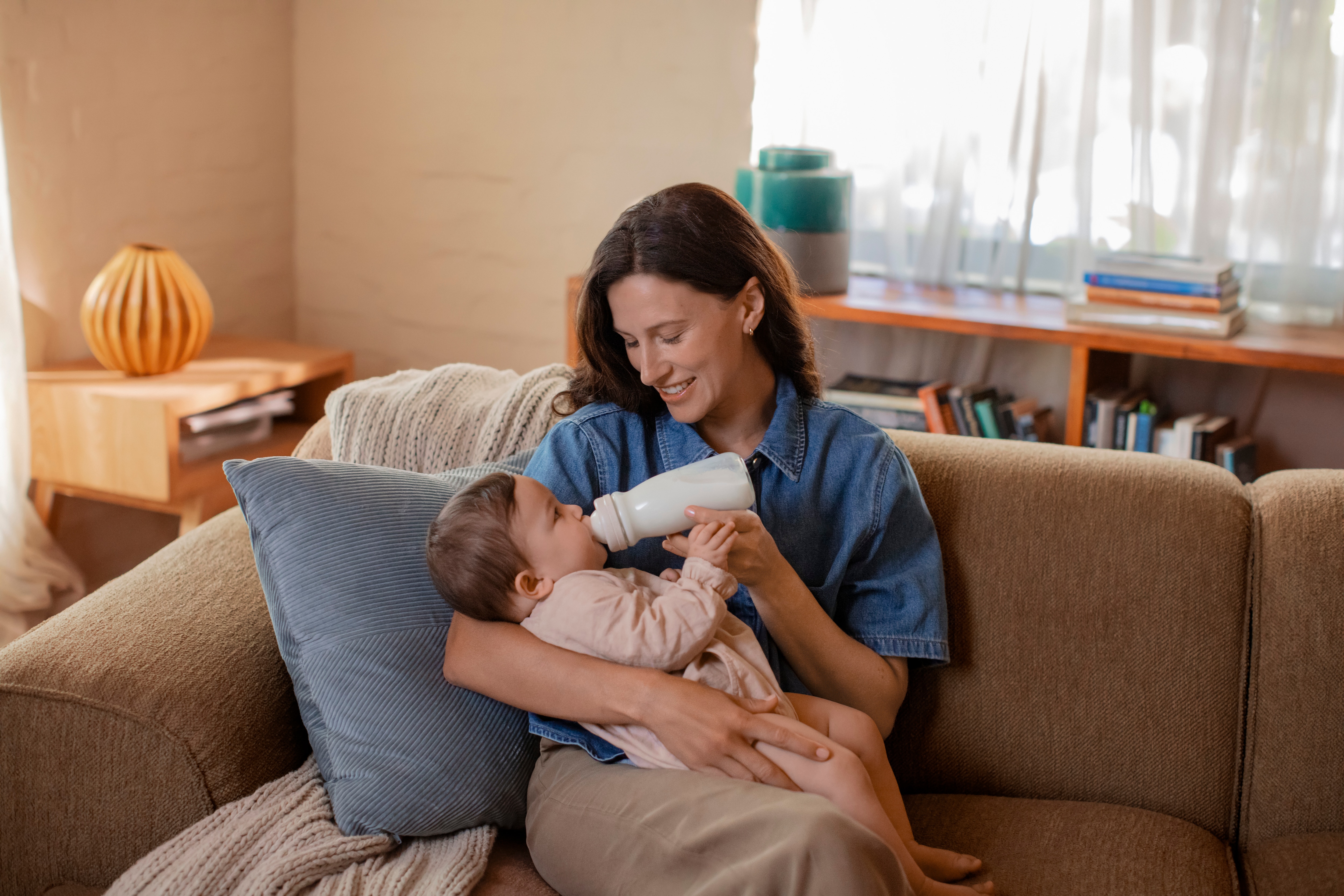 Mutter mit baby fläschchen