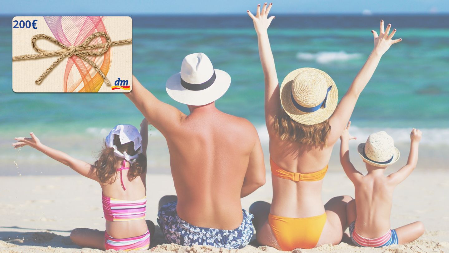 familie am strand freut sich mit dm-gutschein