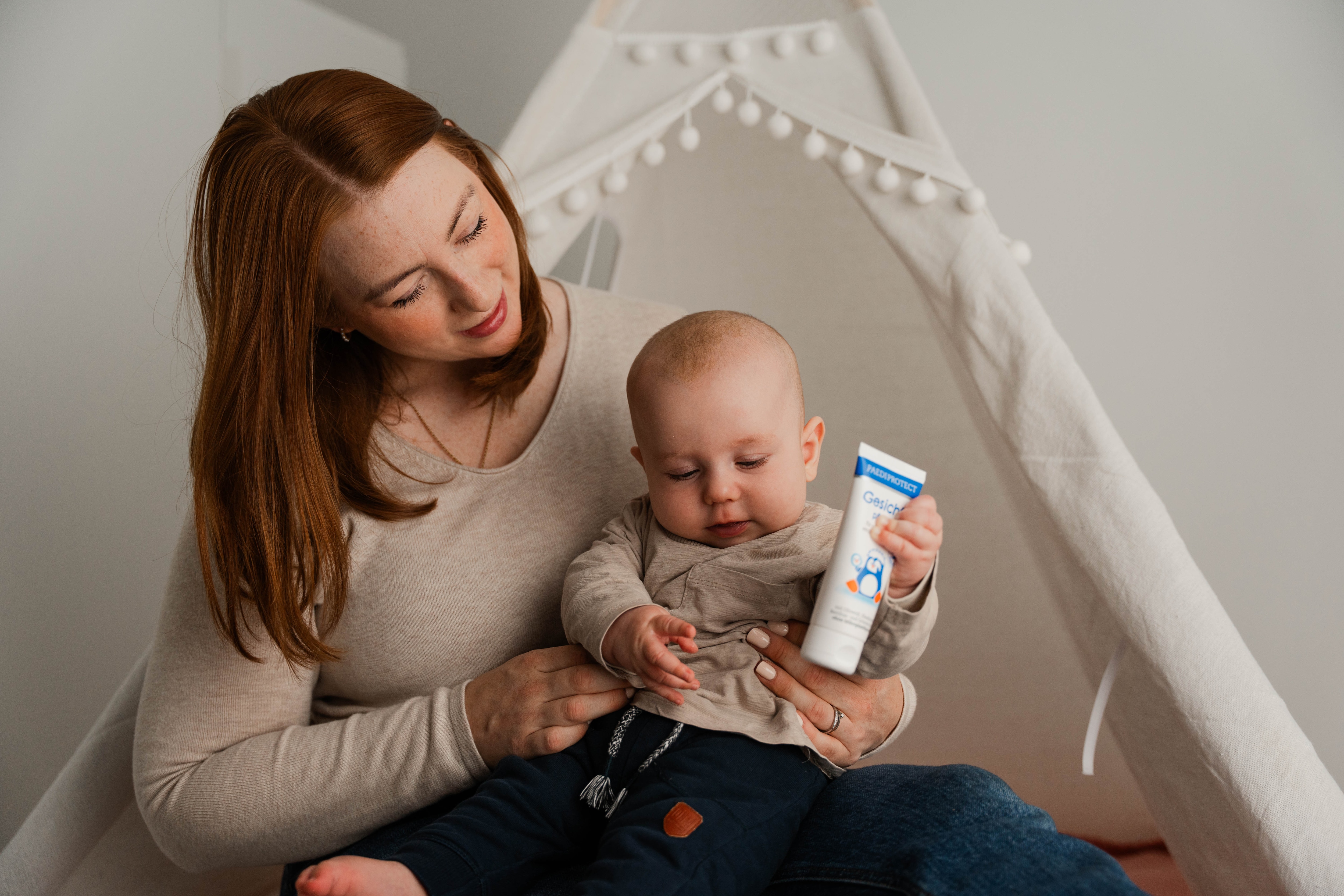 Mutter mit Baby und Creme