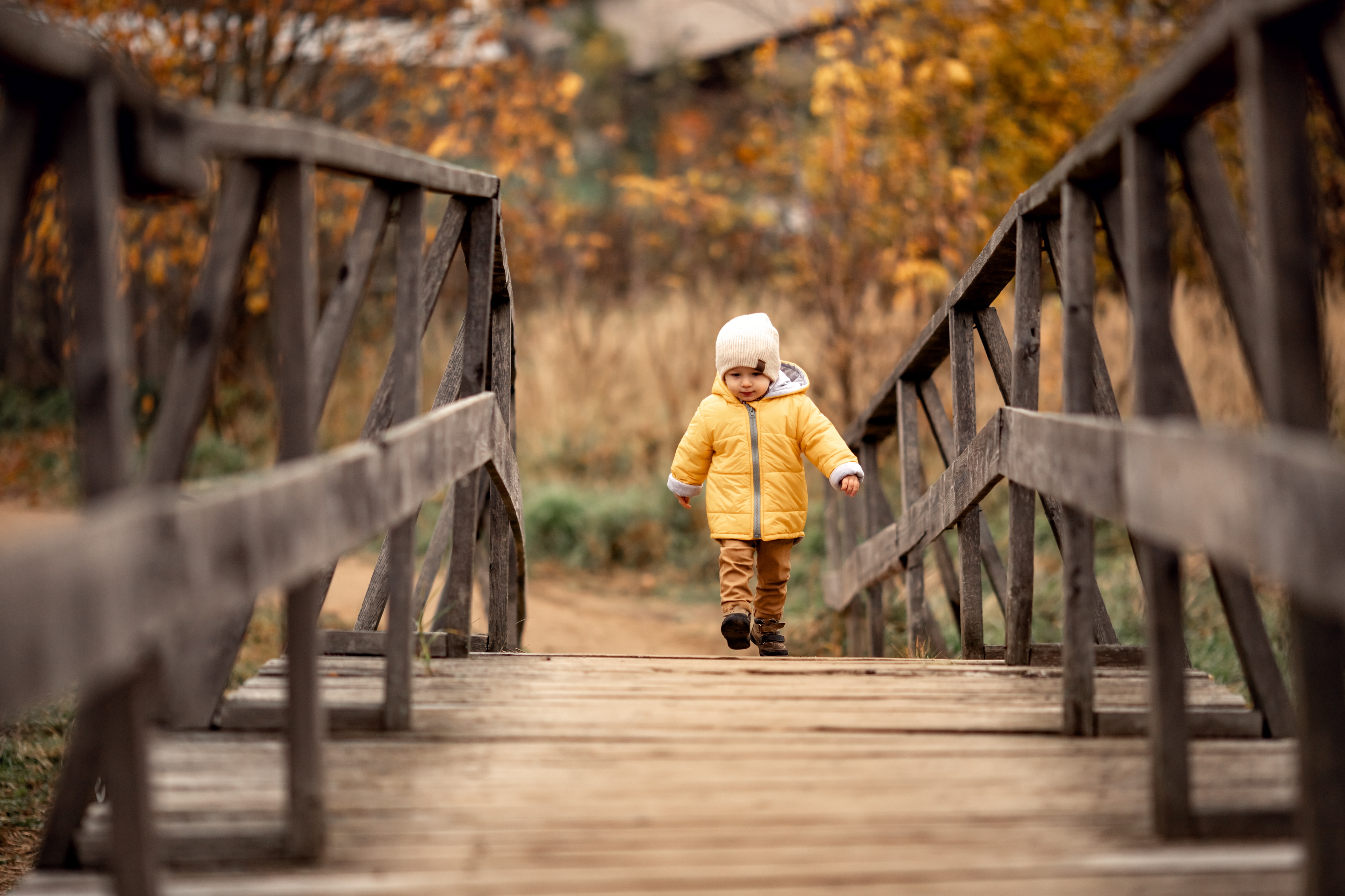 Kind draußen herbst