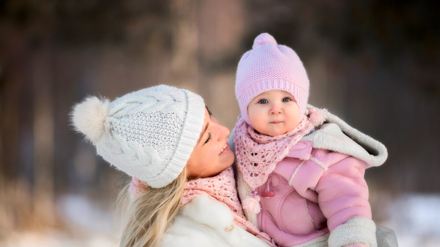 Mutter und Baby im Schnee