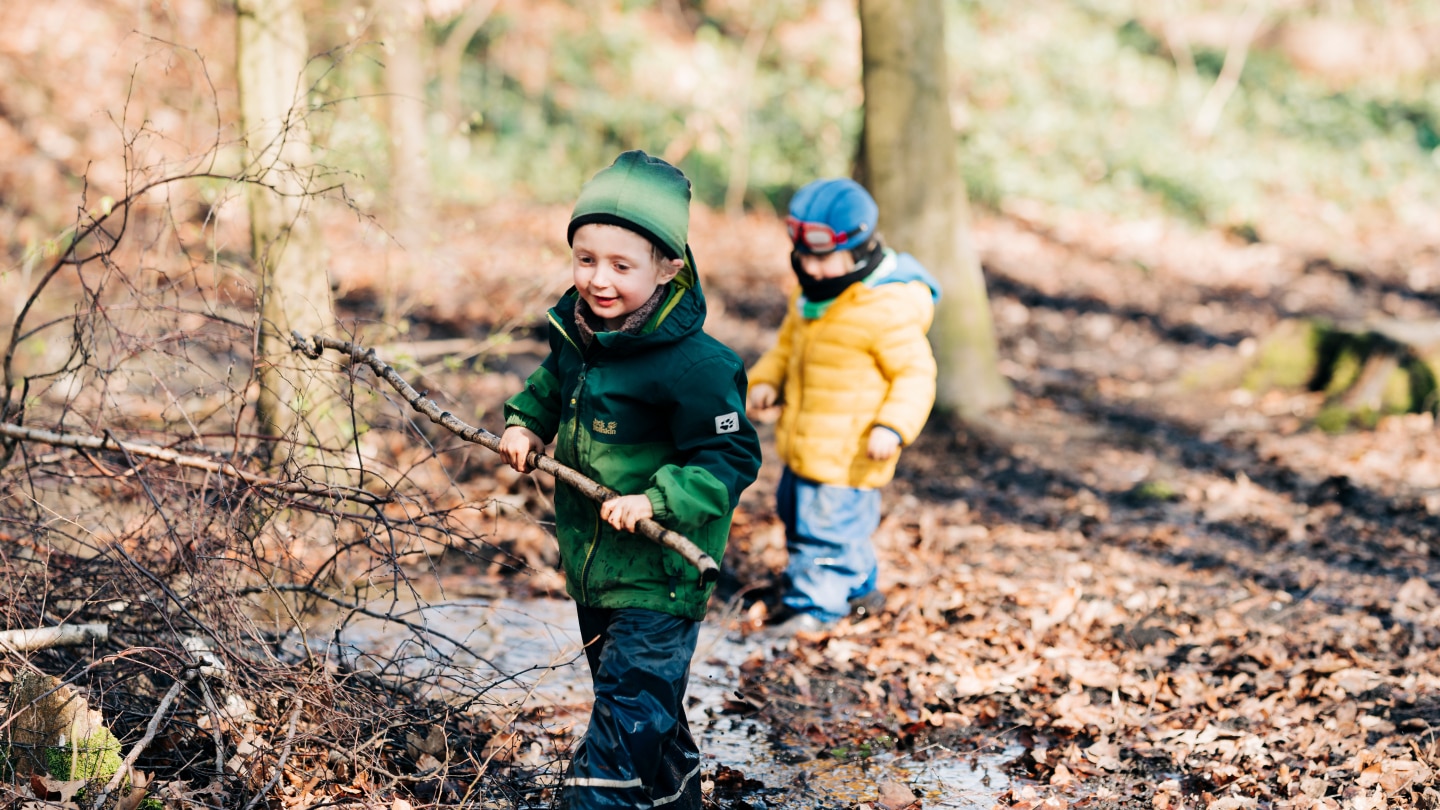 Kinder im Wald