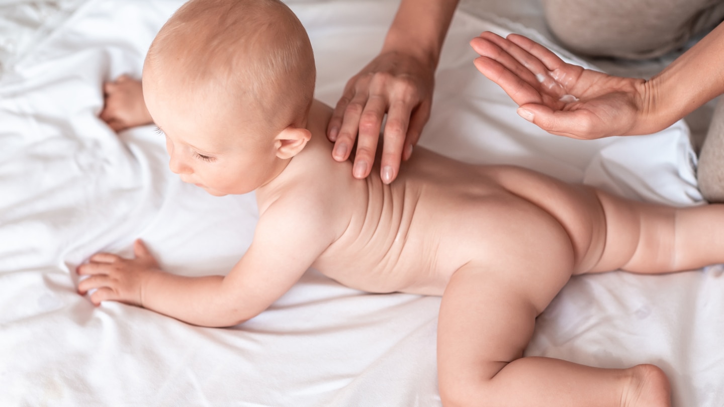Baby wird eingecremt