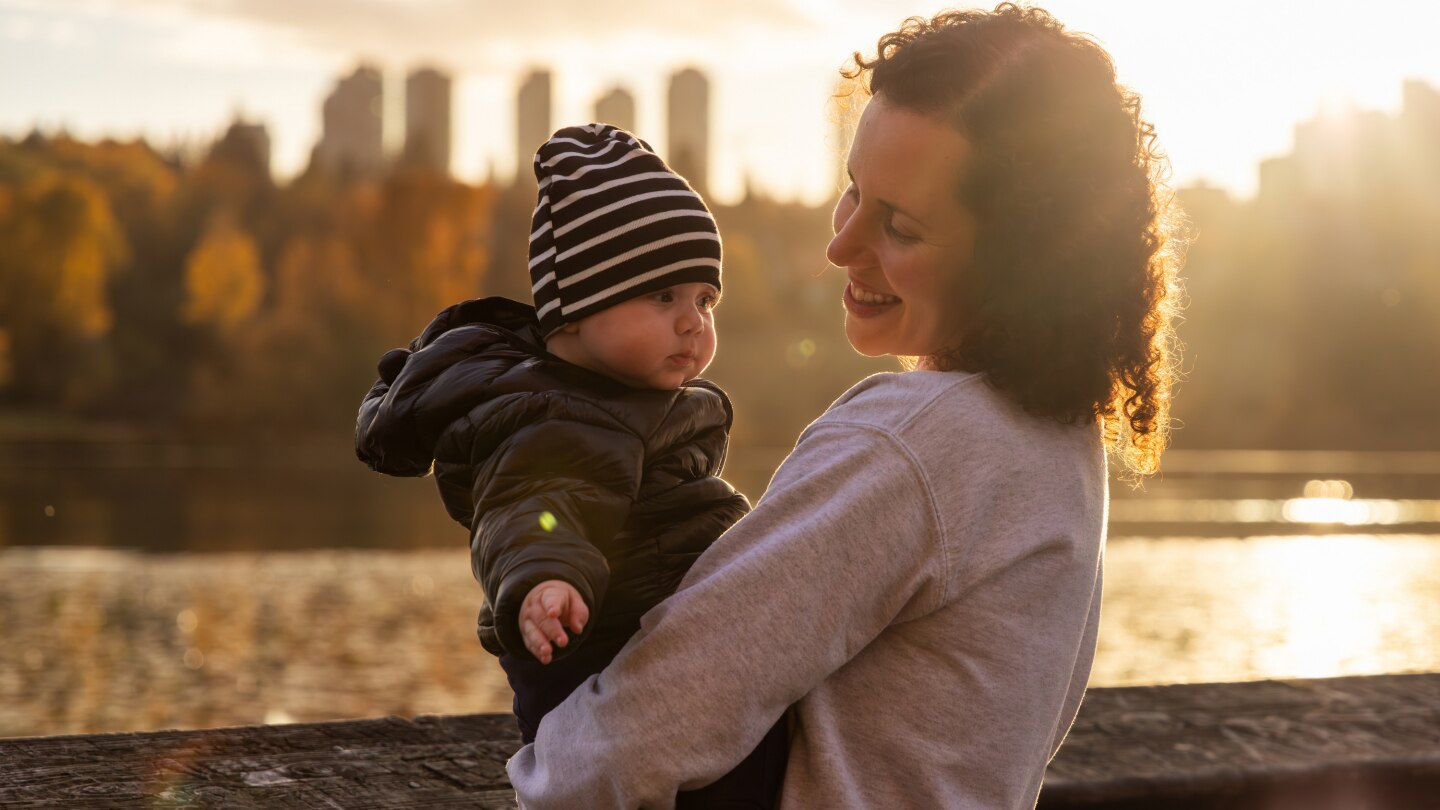 Mutter hält Baby im Arm