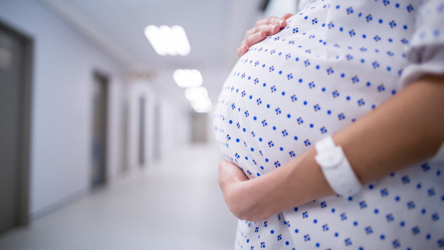 Schwangere im Krankenhausflur