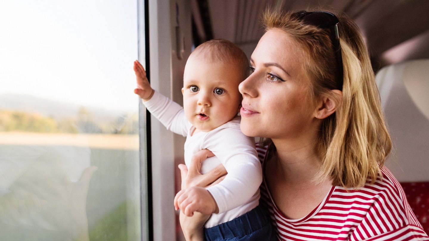 Mutter und Baby im Zug