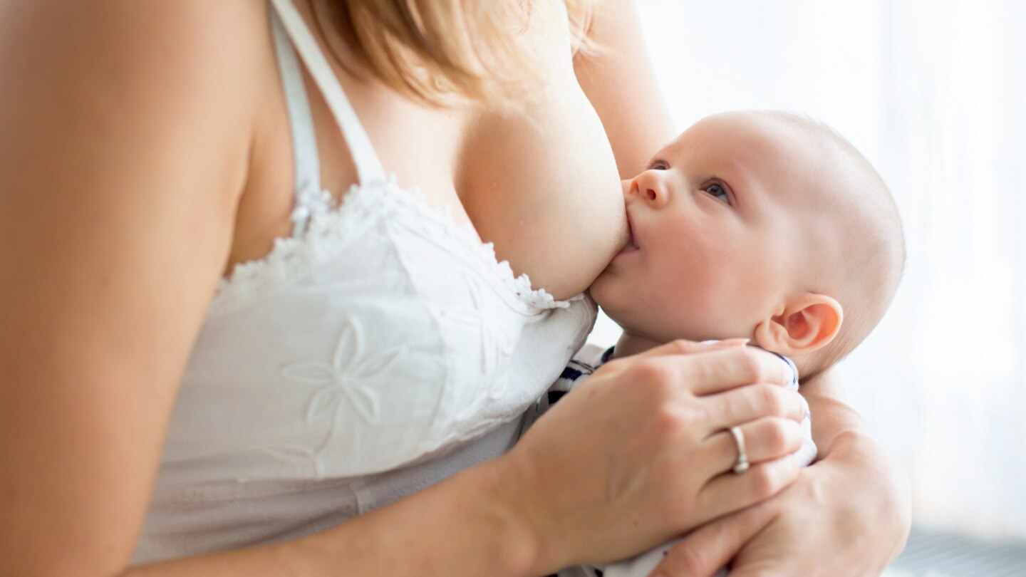 Mutter stillt Ihr Baby