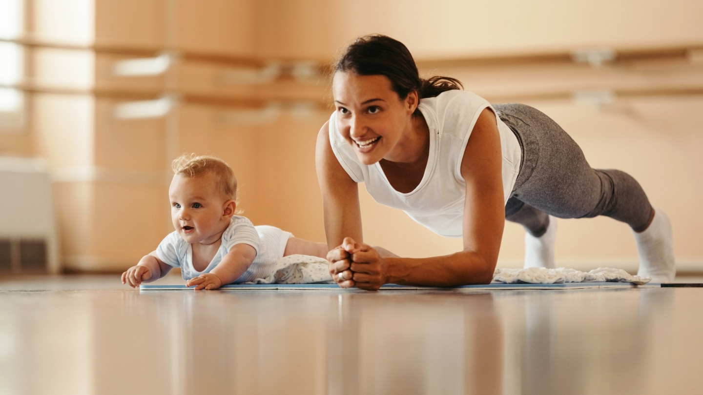 Mutter und Kind machen Sport