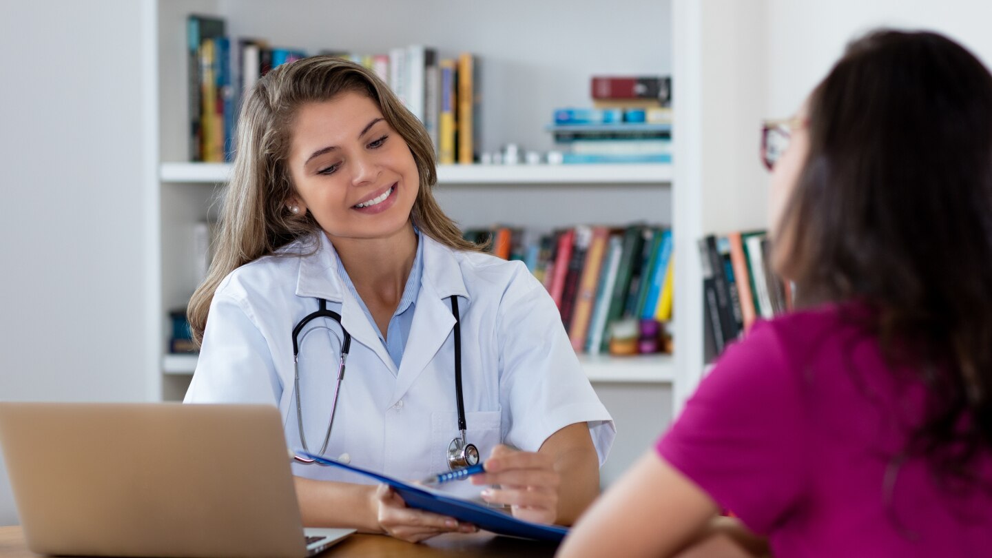 Frau beim Doktor