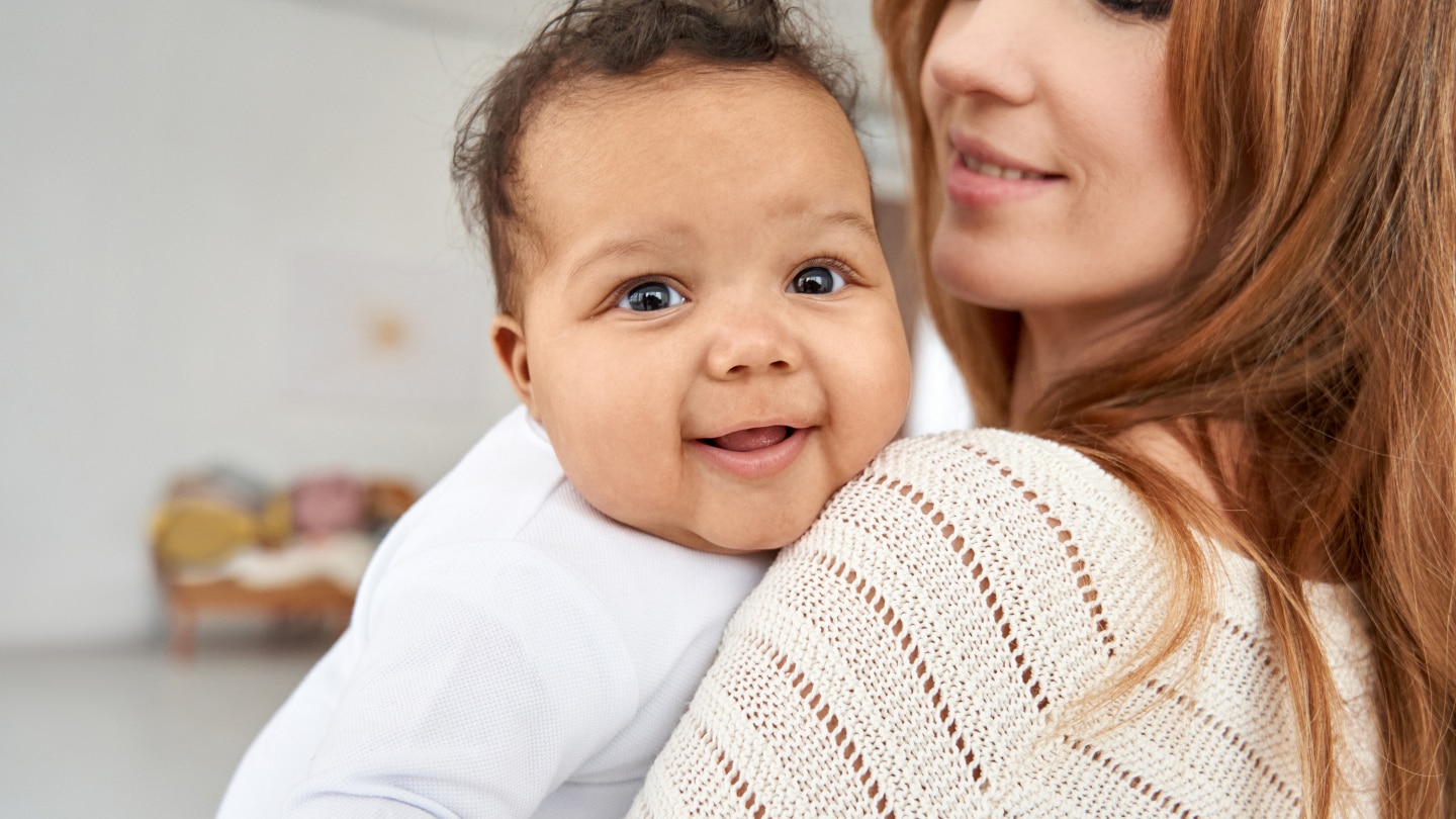 Mutter hält ihr Baby