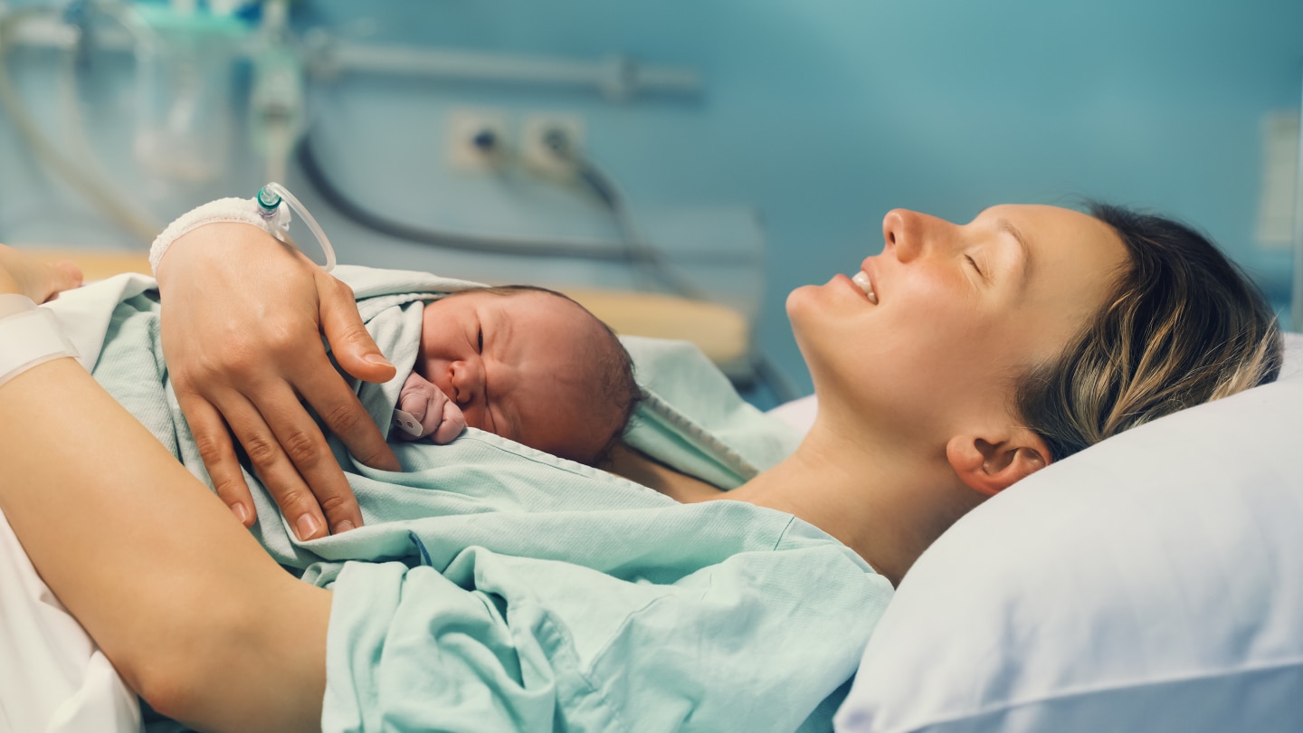 Mutter und ihr Neugeborenes liegen im Krankenhaus