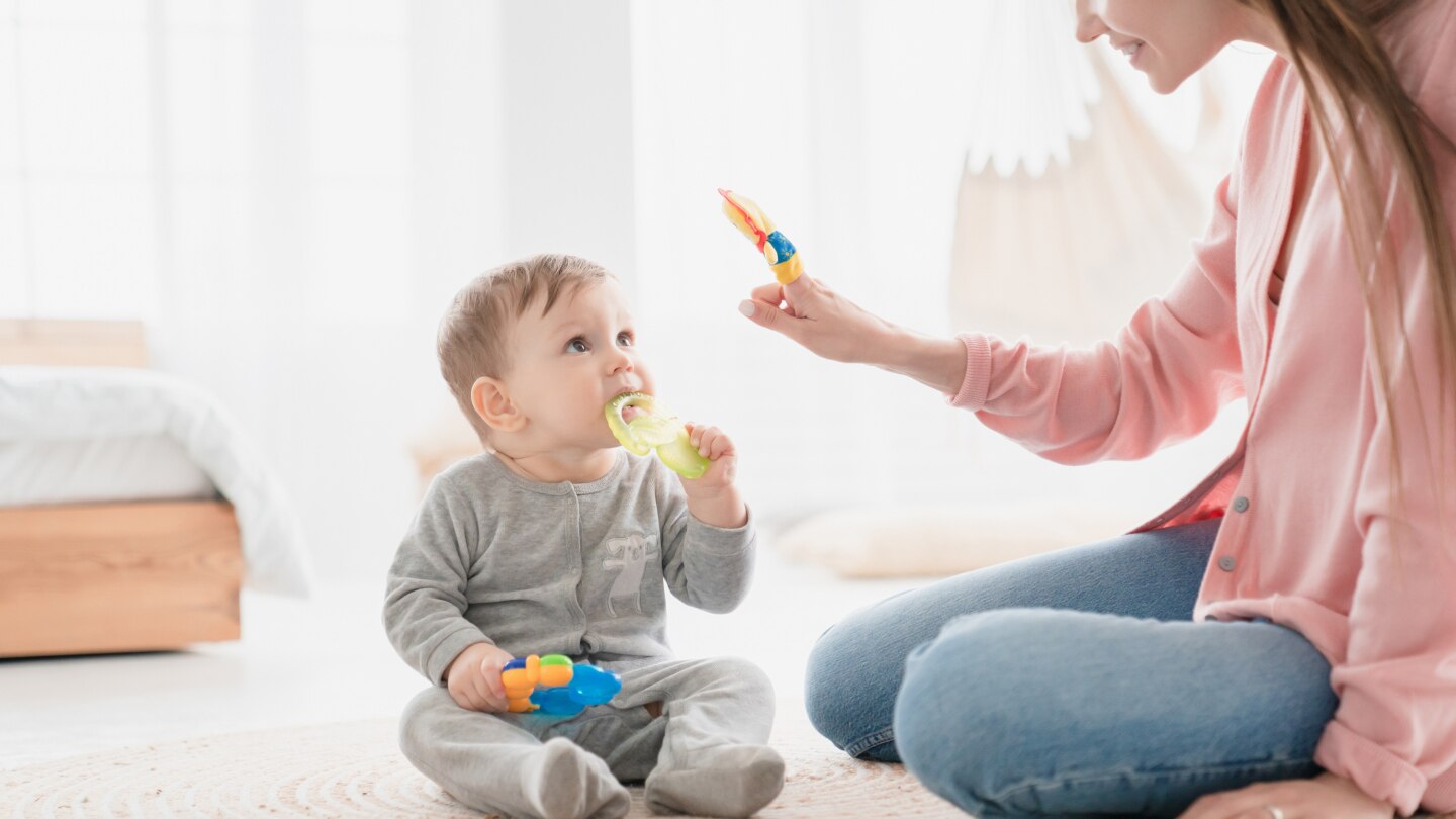Mutter und Baby spielen zusammen