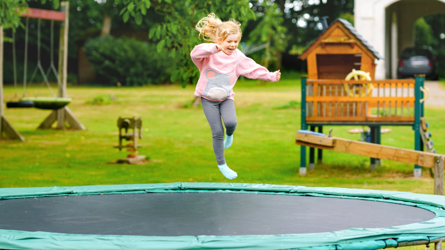 Mädchen hüpft auf dem Trampolin