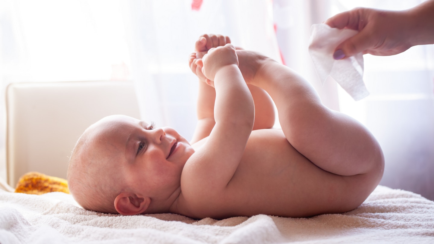 Baby wird Po sauber gemacht