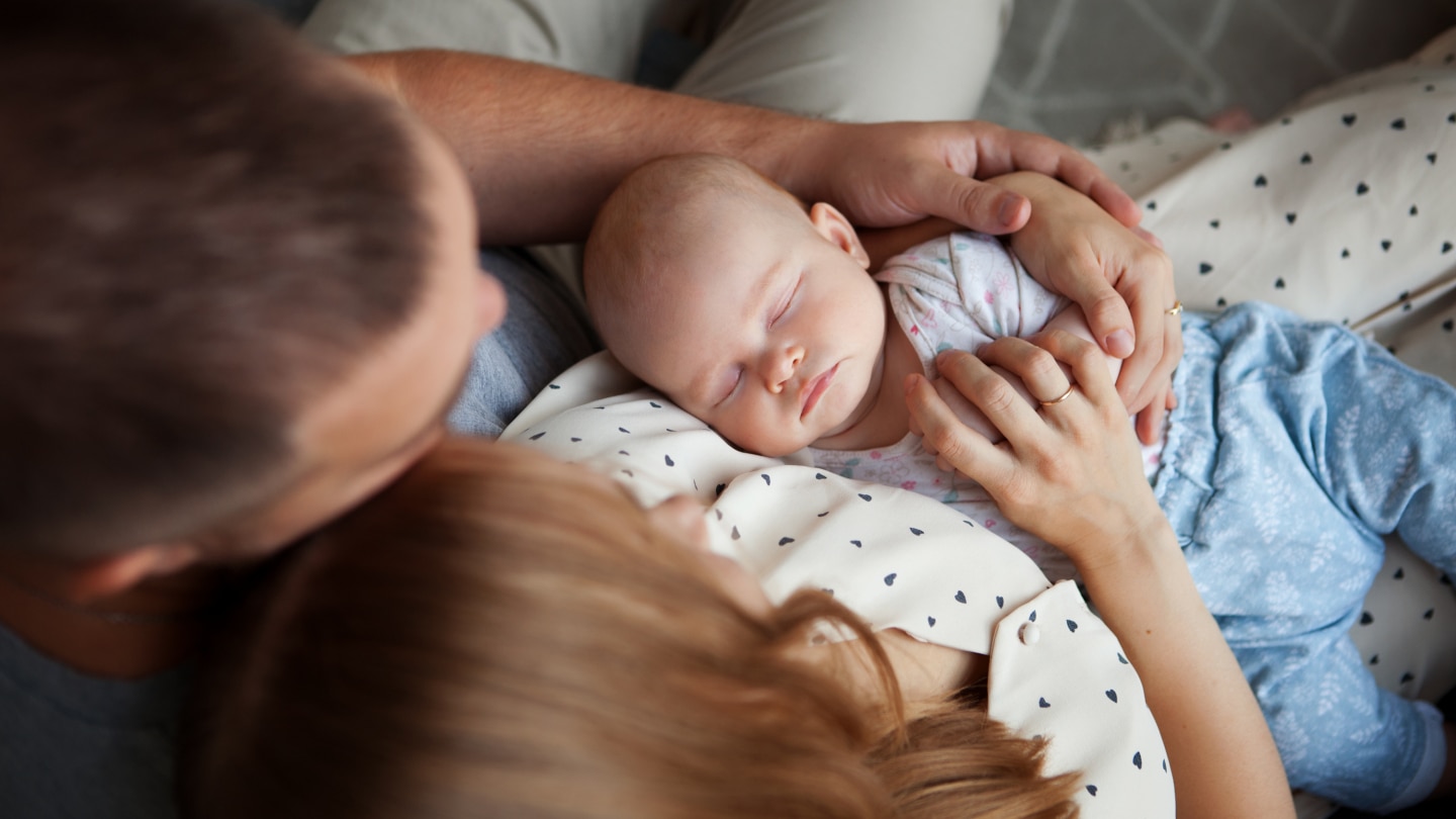 schlafendes Baby im Arm der Mutter