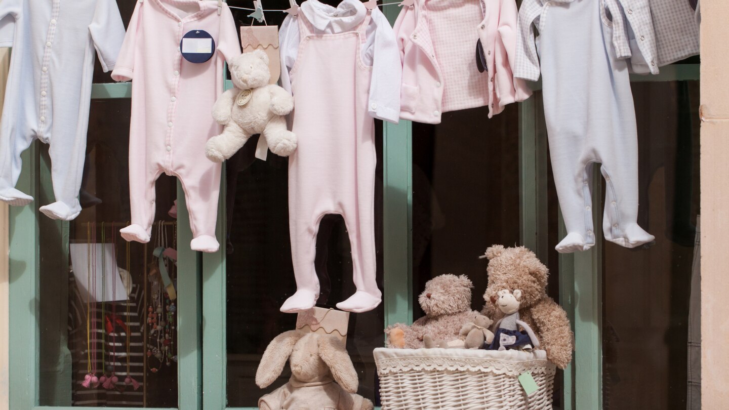 baby strampler auf der wäscheleine im schaufenster