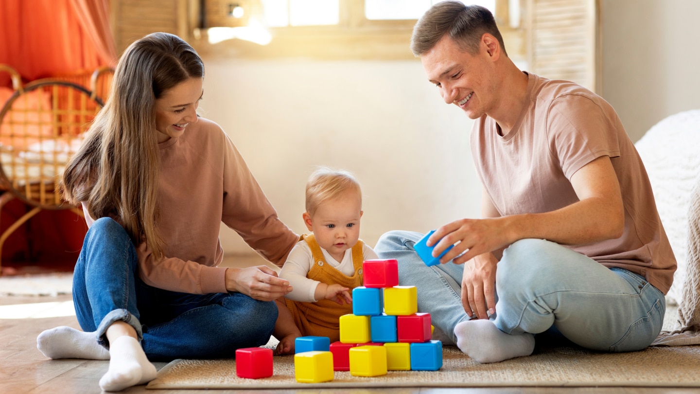 glückliche Familie spielt zusammen