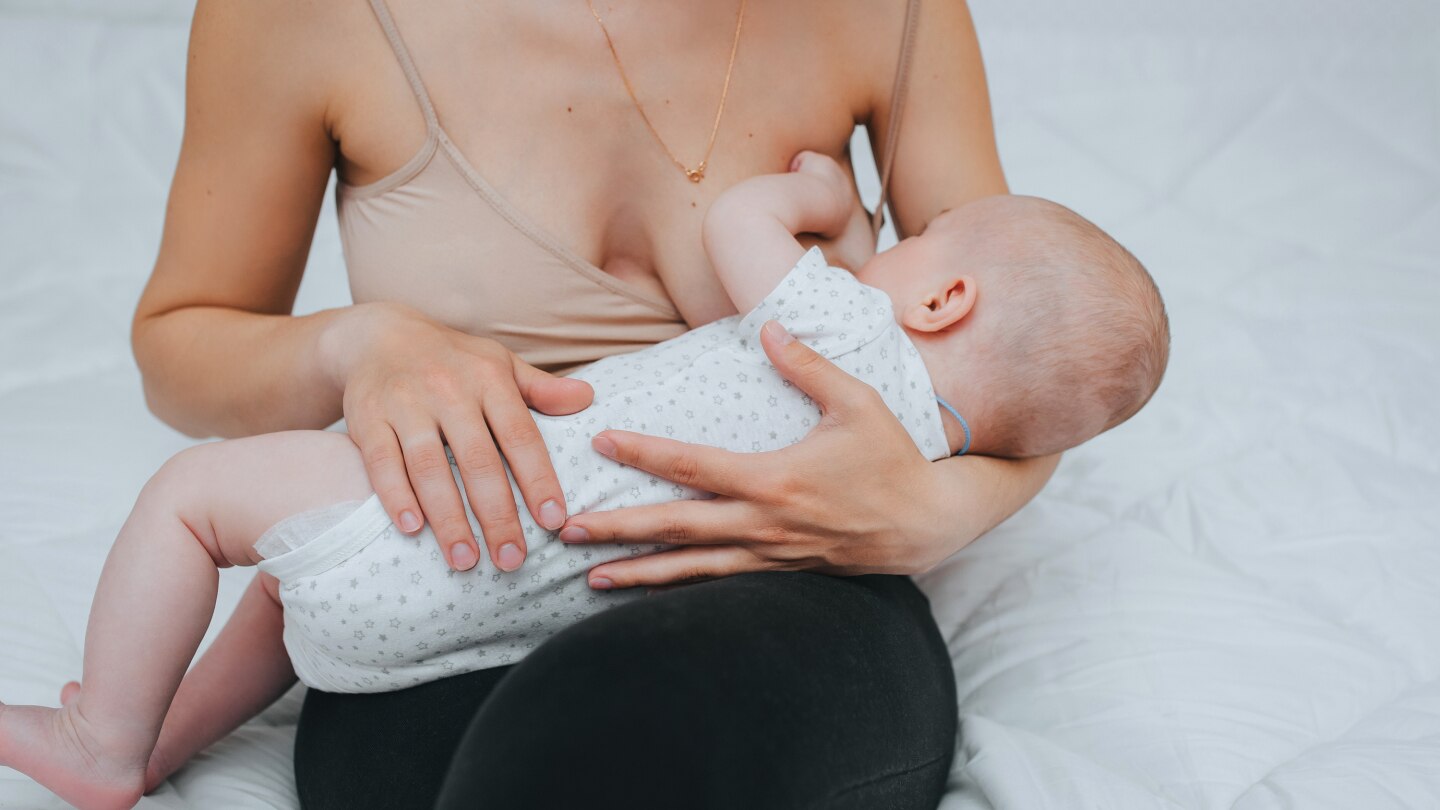 Mutter stillt Ihr Baby