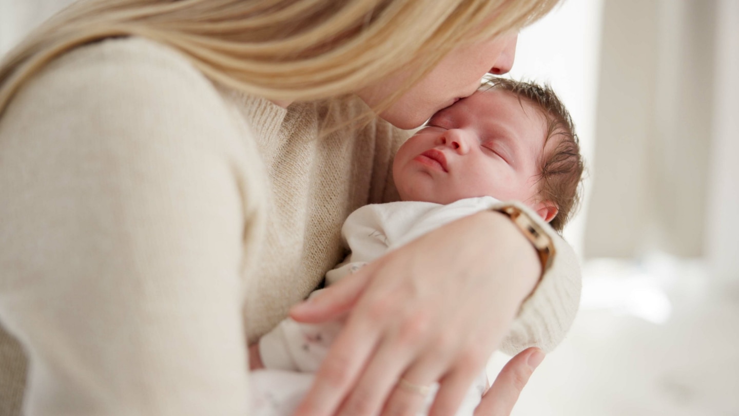 Mutter hält ihr Baby