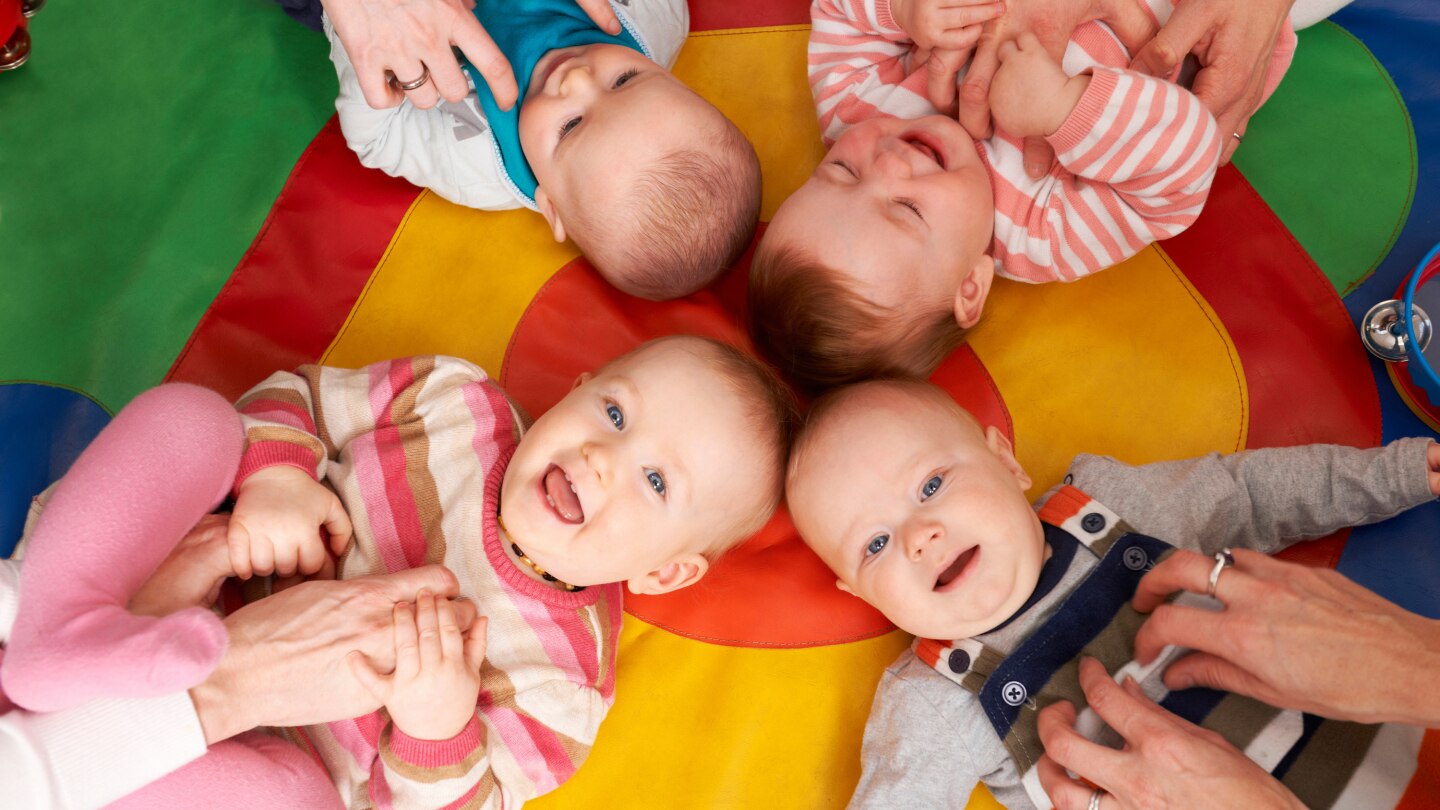 Babys liegen auf dem Boden