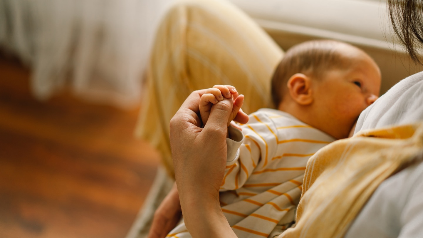 baby wird gestillt