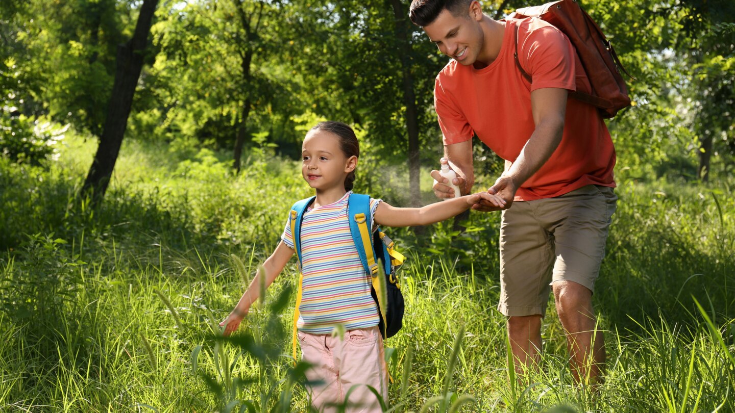 papa mit kind im wald