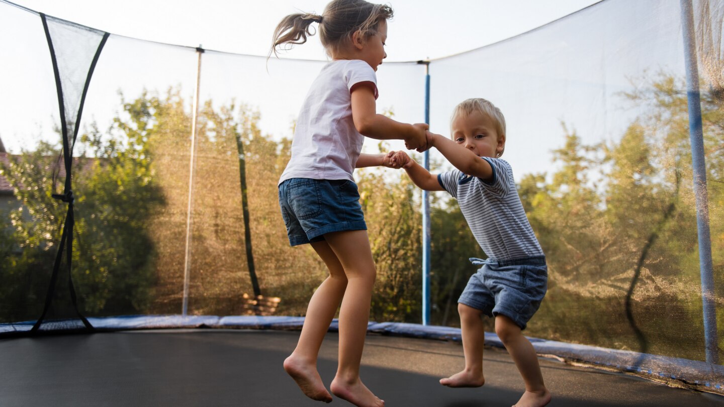 kinder auf einem trampolin