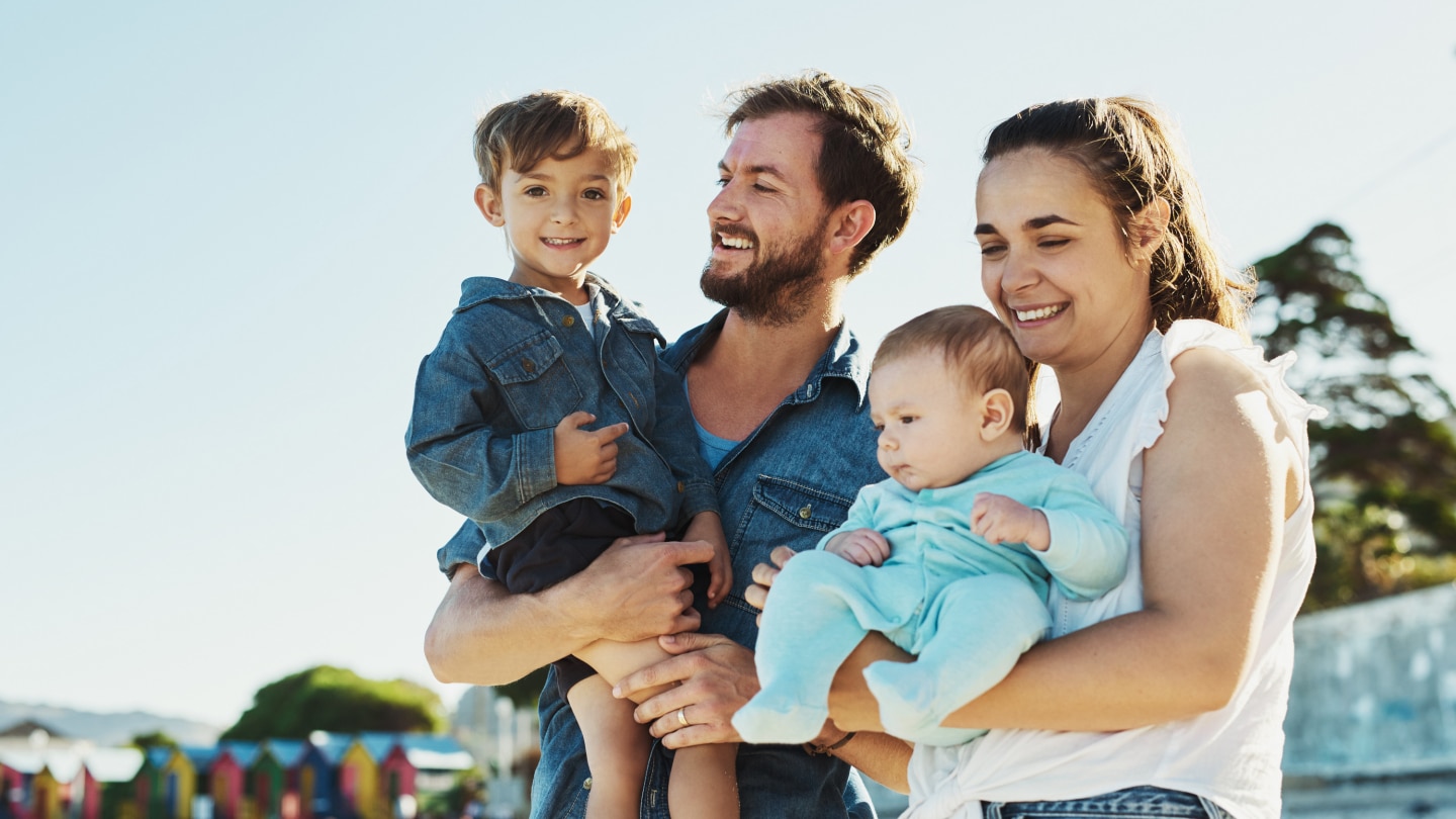 vierkoepfige familie mit baby und sohn