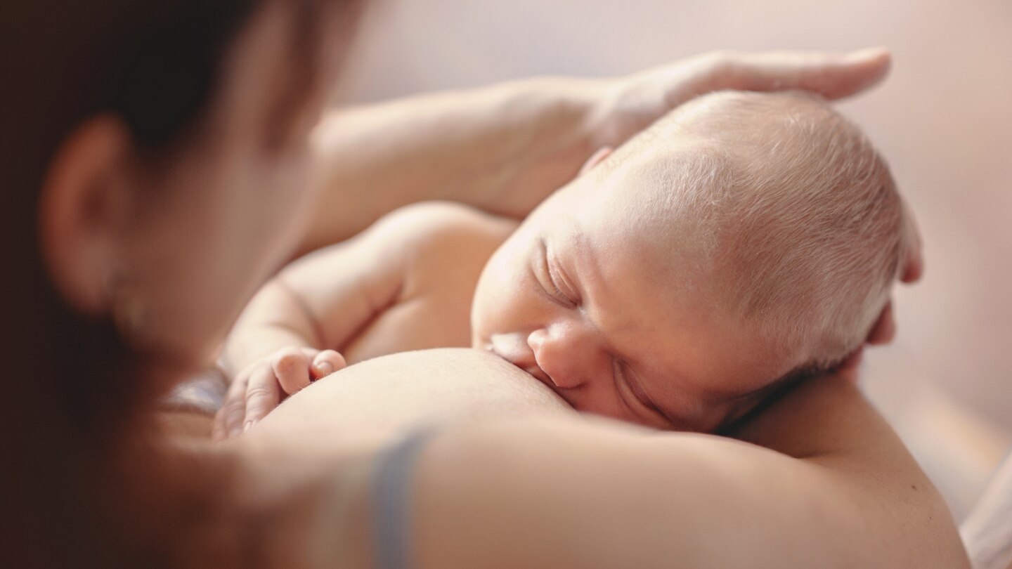 mutter stillt ihr neugeborenes baby