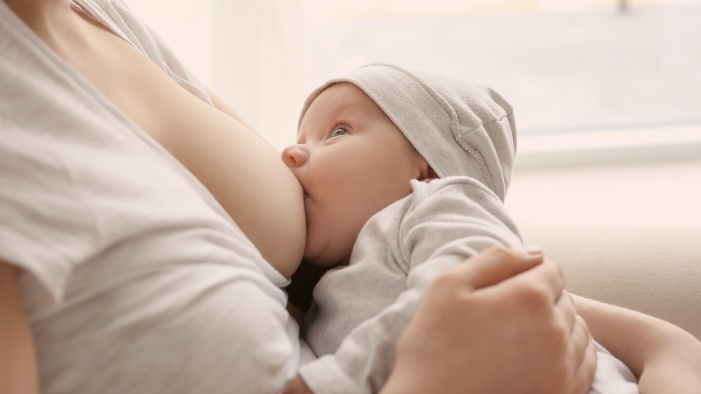 baby saugt an der Brust der Mutter