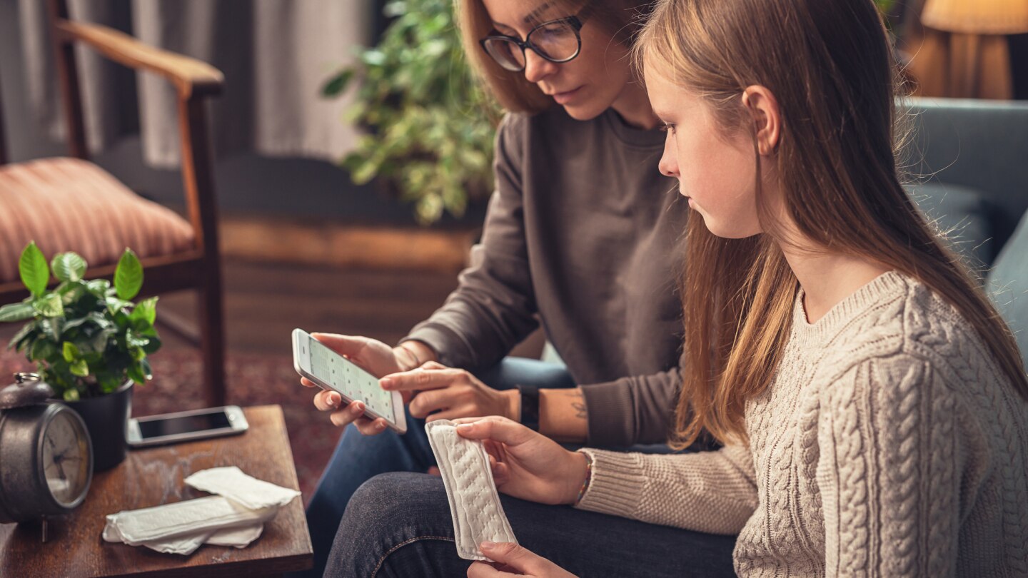 mutter spricht mit tochter über menstruation