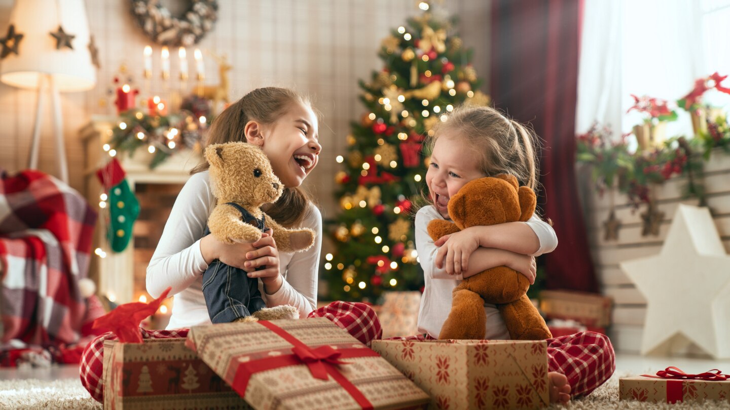 schwestern öffnen ihre weihnachtsgeschenke