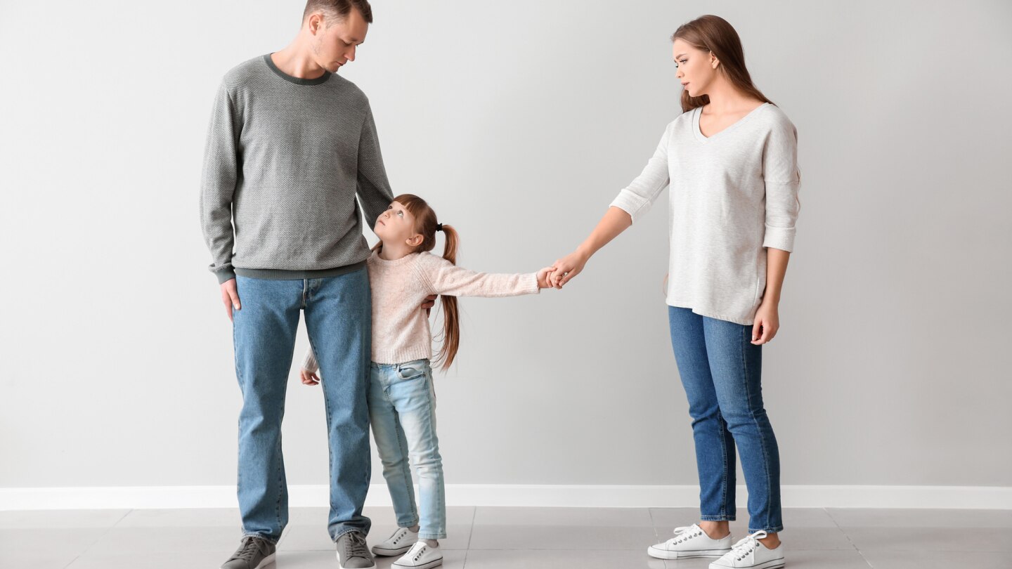 traurige familie nach trennung