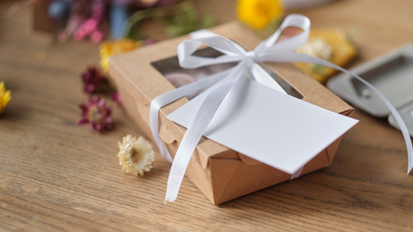 verpacktes geschenk auf einem holztisch