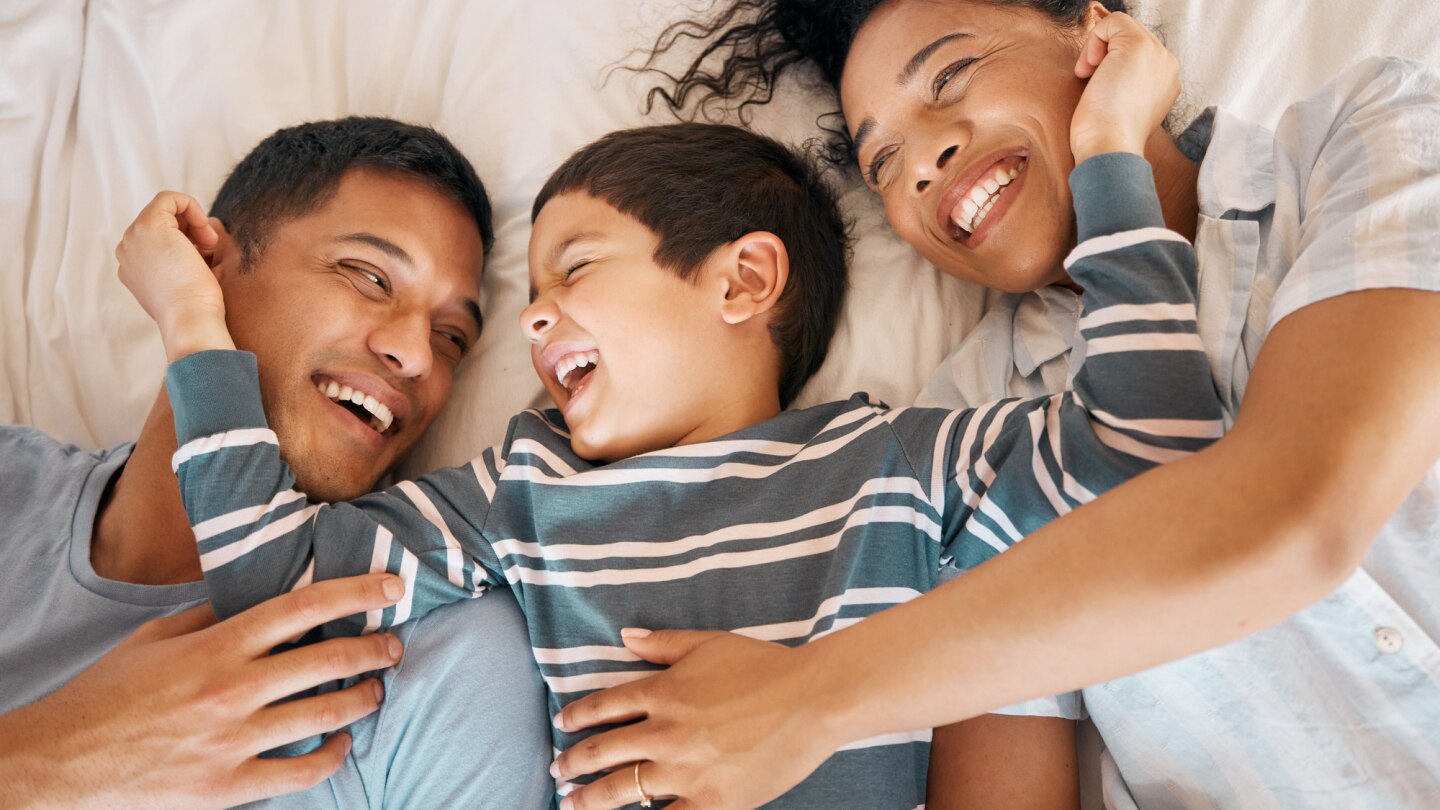 1fröhliche familie liegt im bett