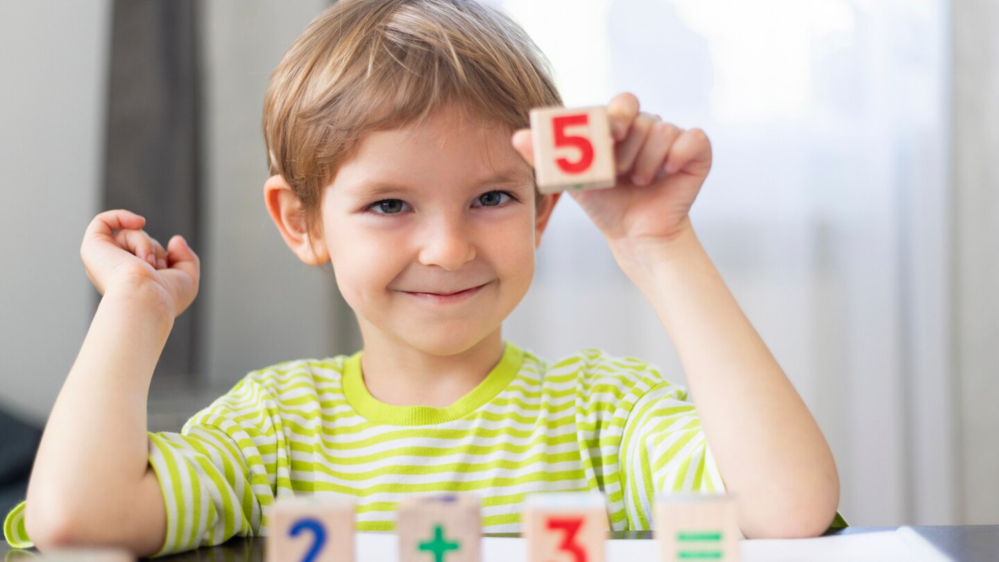 kleinkind spielt mit baukloetzen