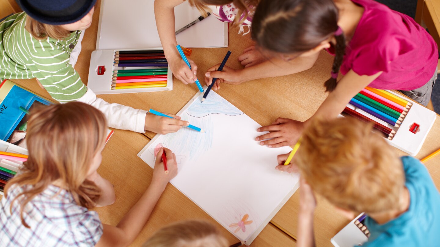 Kinder die zusammen malen
