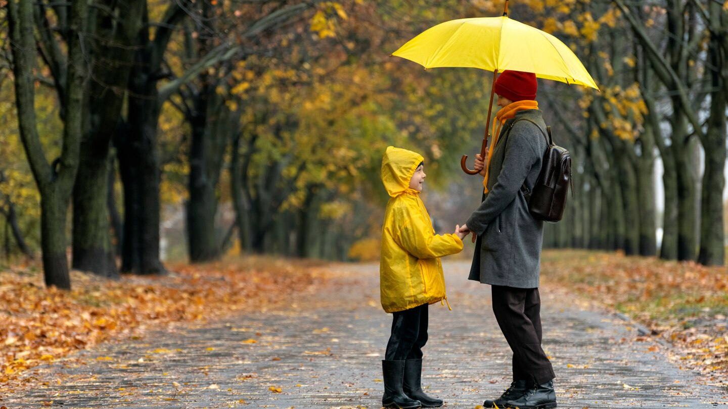 Mutter mit Kind im Herbst