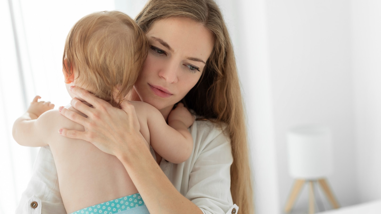 mutter-mit-baby-im-arm