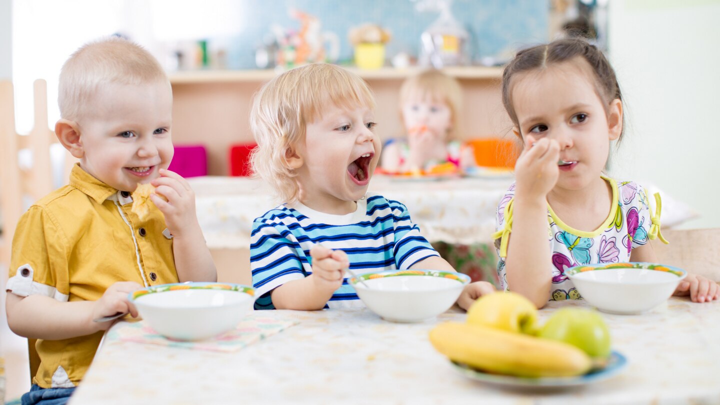 kleinkinder-essen-gemeinsam-frühstück