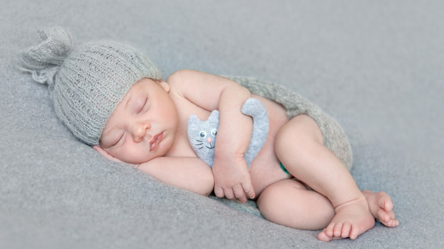 schlafendes-baby-mit-mütze