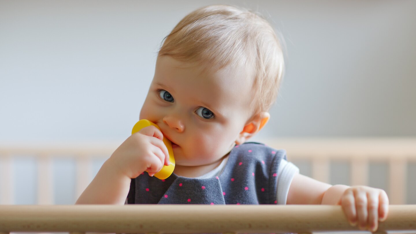 baby-knabbert-an-spielzeug