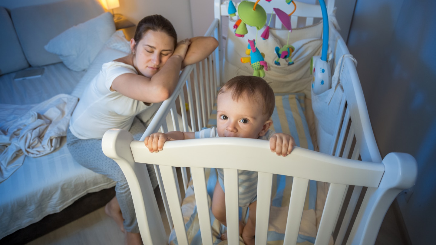 erschöpfte-mutter-und-baby-wach-im-kinderbett