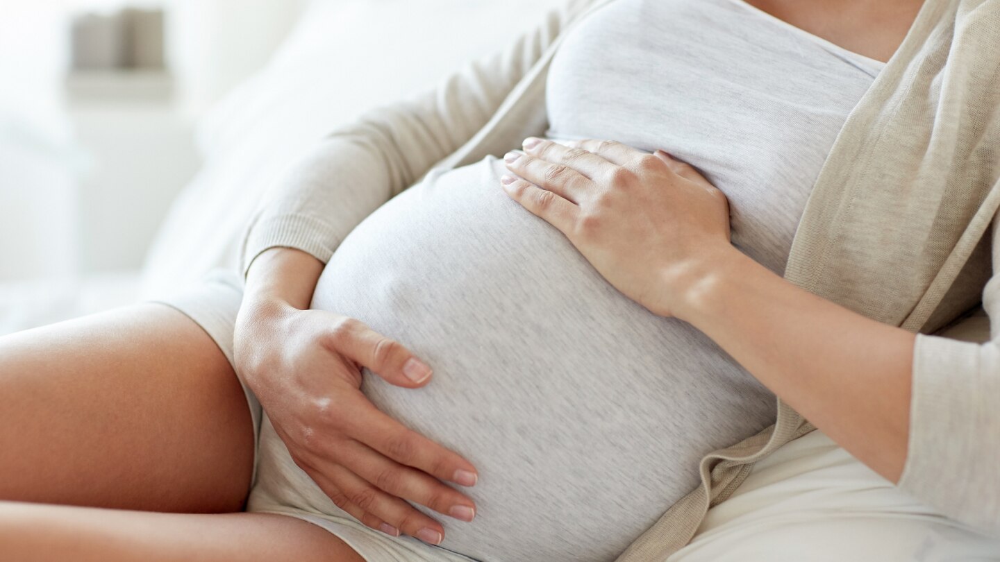 schwangere-liegt-im-bett-und-streichelt-ihren-bauch