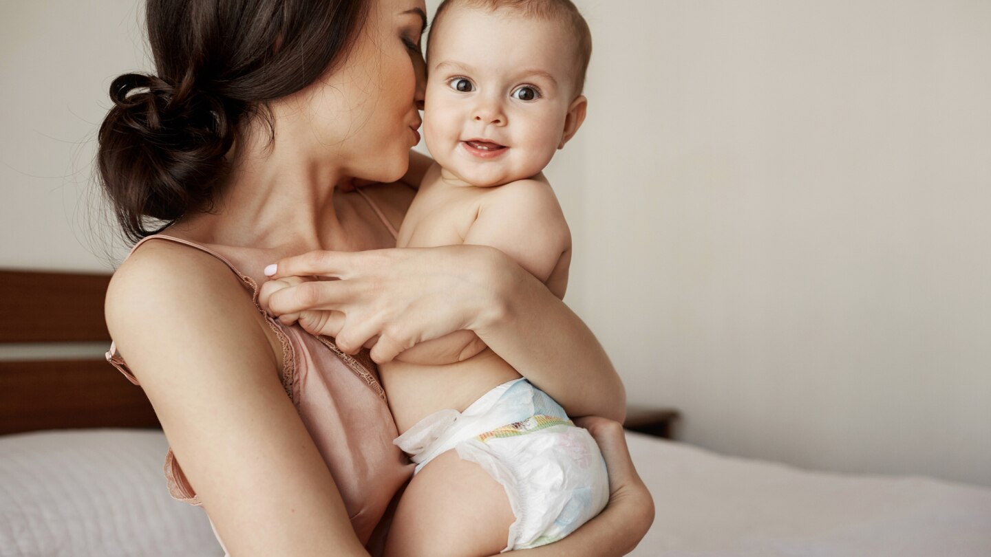 mutter-hält-baby-im-arm
