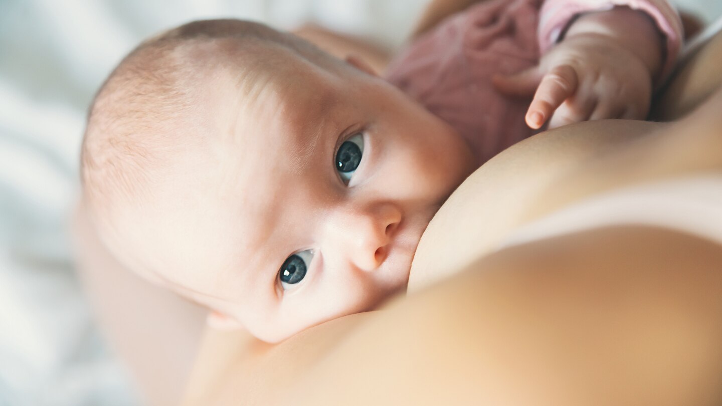 baby-an-der-brust-der-mutter
