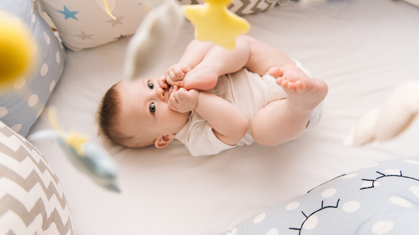 baby-im-beistellbett